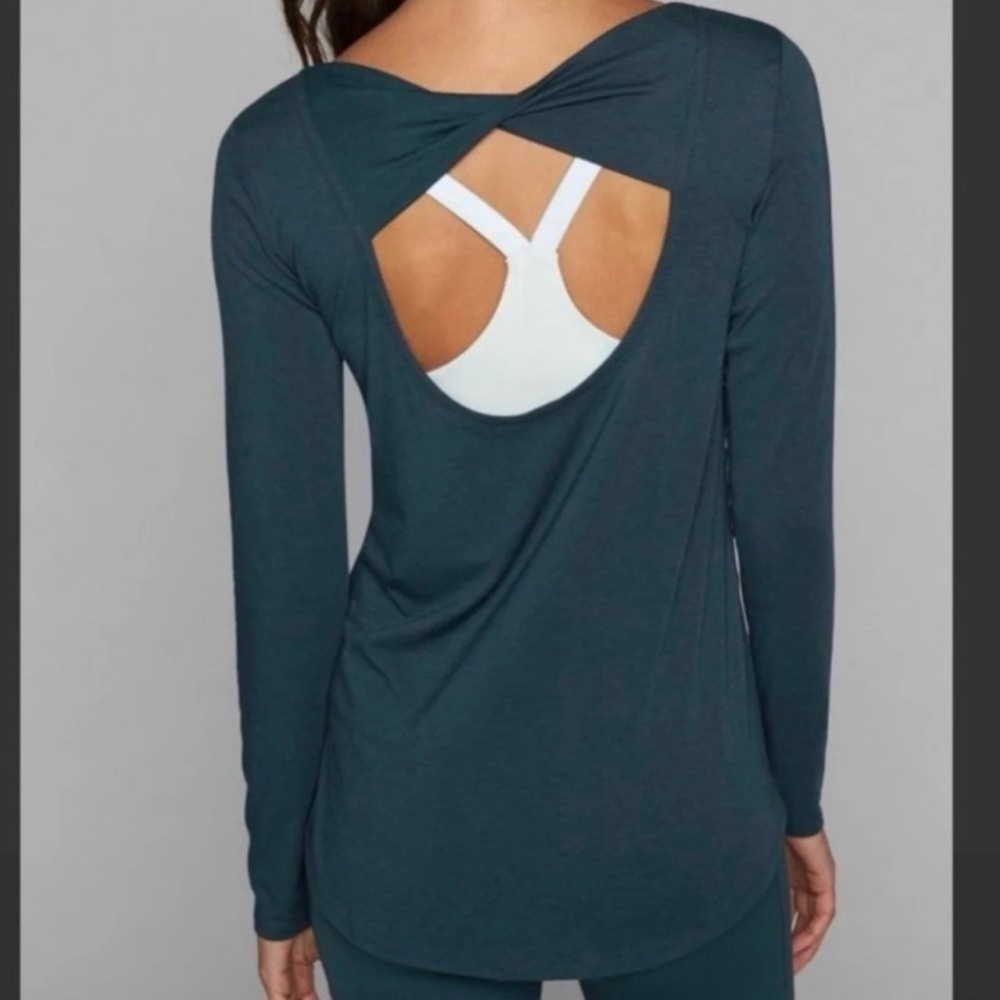 Athleta Flexlight Open Twist Back Long Sleeve Top. B13